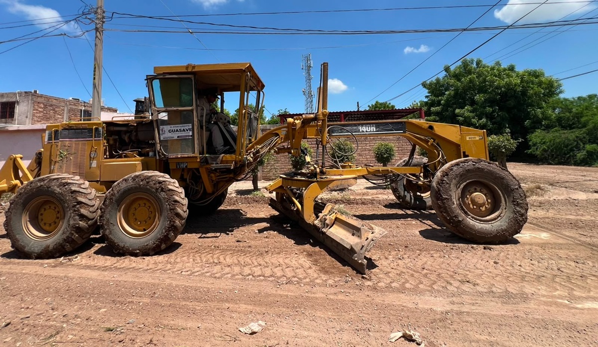 Se enfocan en reparar caminos por lluvias en Guasave