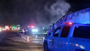 se incendia trailer cargado de lechugas sobre la mexico 15 en san miguel ahome