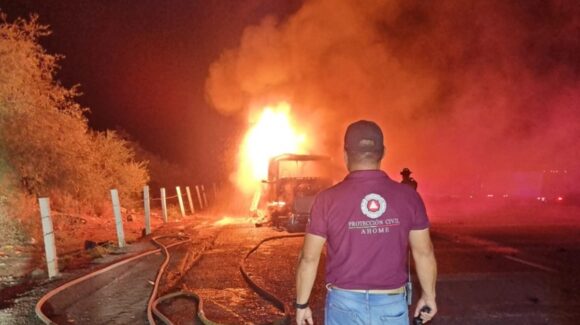 Se incendia tráiler cargado de lechugas sobre la México 15, en San Miguel Zapotitlán, Ahome, Sinaloa