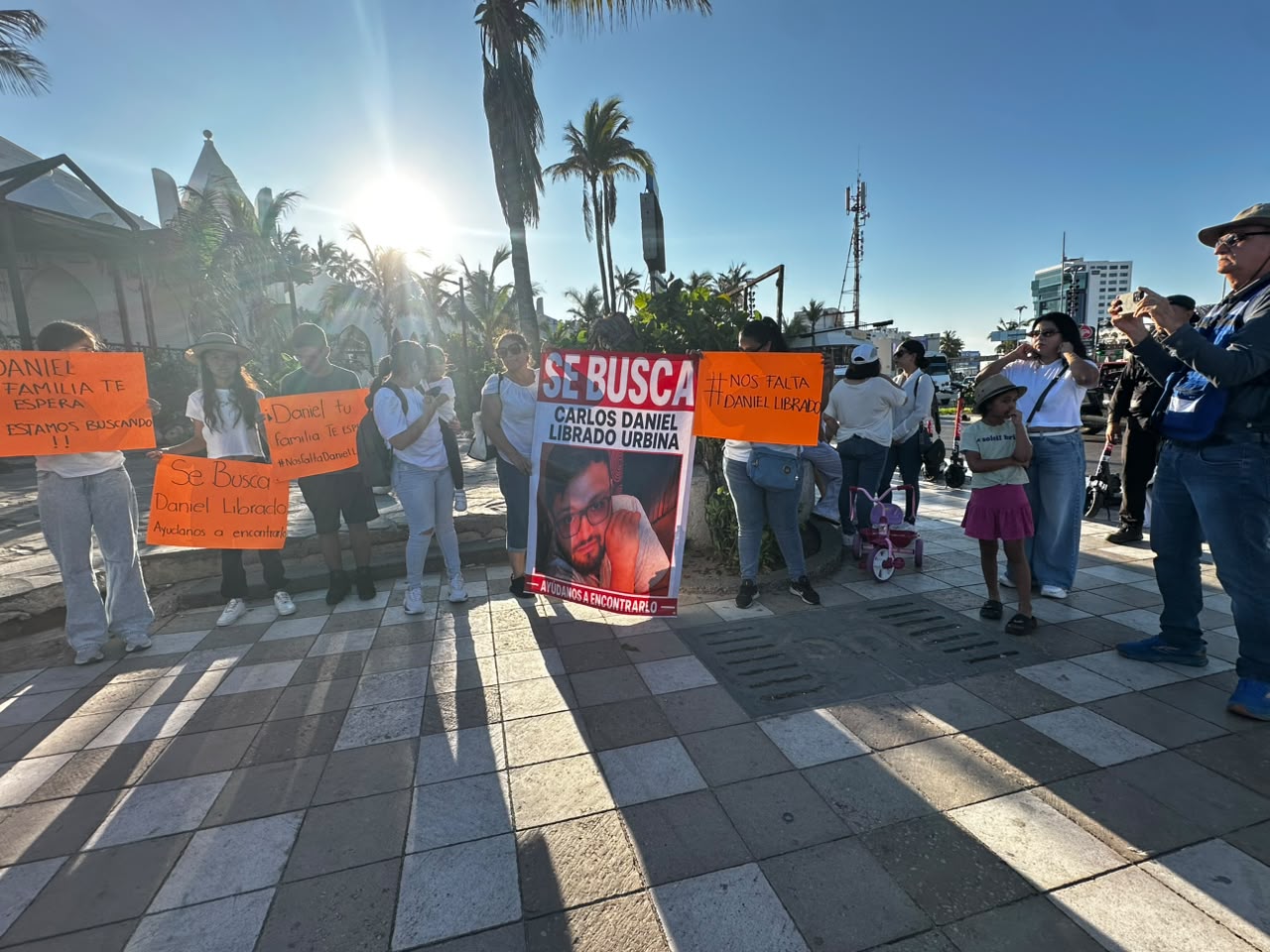 Se manifiestan por la desaparición de Carlos Daniel en Mazatlán