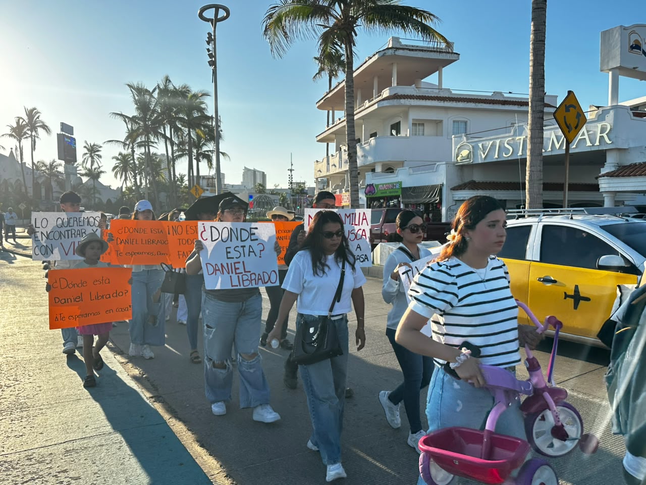 Se manifiestan por la desaparición de Carlos Daniel en Mazatlán
