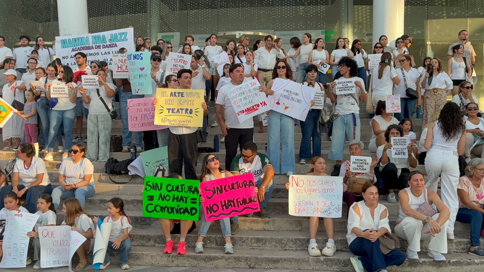Profesores de cultura y alumnos de academias se manifiestan por el no cierre de espacios culturales en Los Mochis
