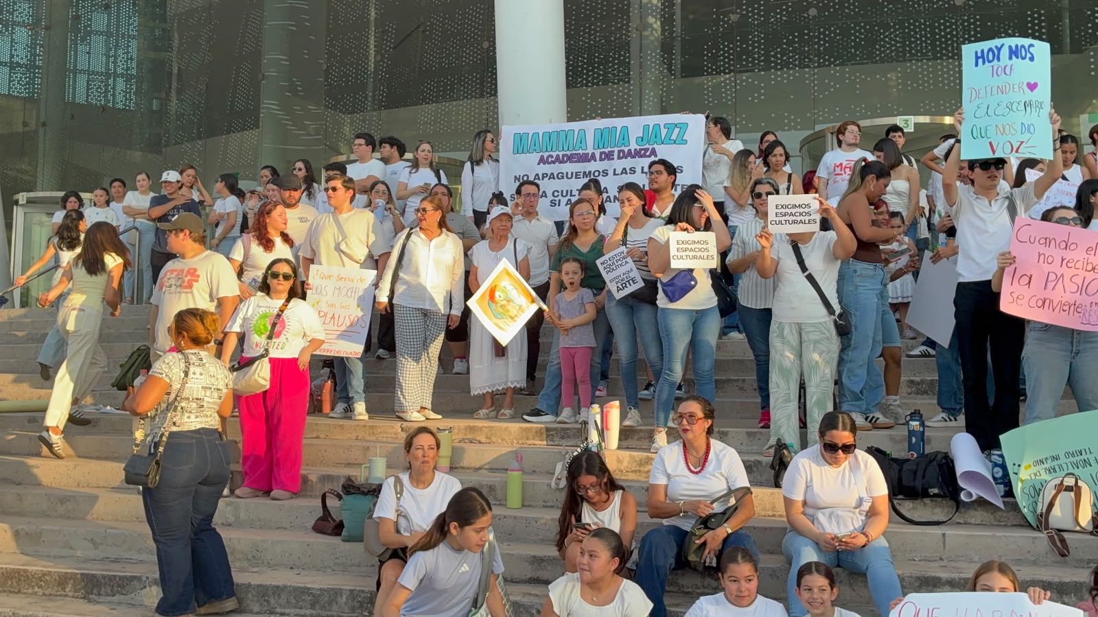 Profesores de cultura y alumnos de academias se manifiestan por el no cierre de espacios culturales en Los Mochis