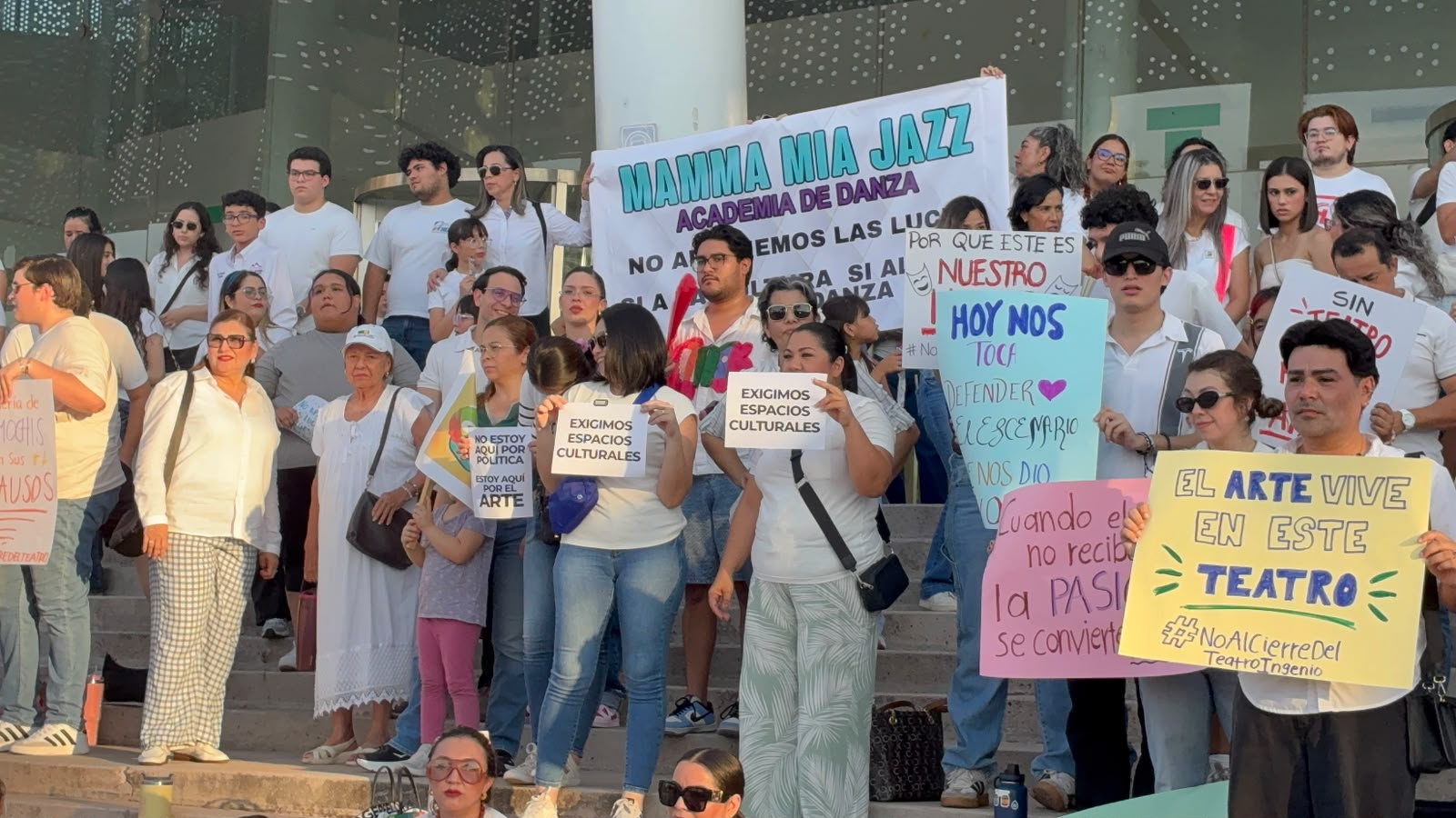 Profesores de cultura y alumnos de academias se manifiestan por el no cierre de espacios culturales en Los Mochis