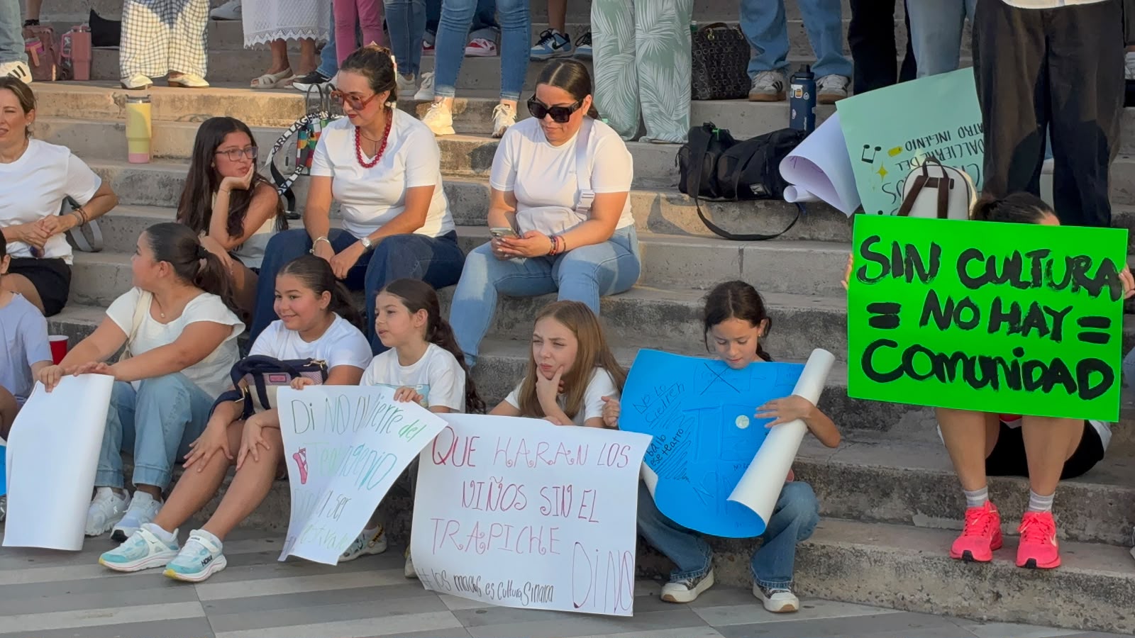 Profesores de cultura y alumnos de academias se manifiestan por el no cierre de espacios culturales en Los Mochis