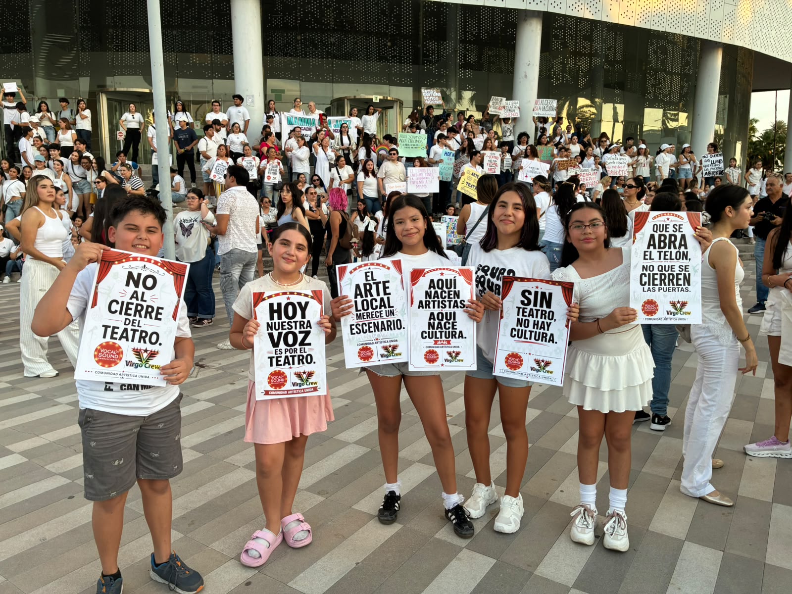 Profesores de cultura y alumnos de academias se manifiestan por el no cierre de espacios culturales en Los Mochis