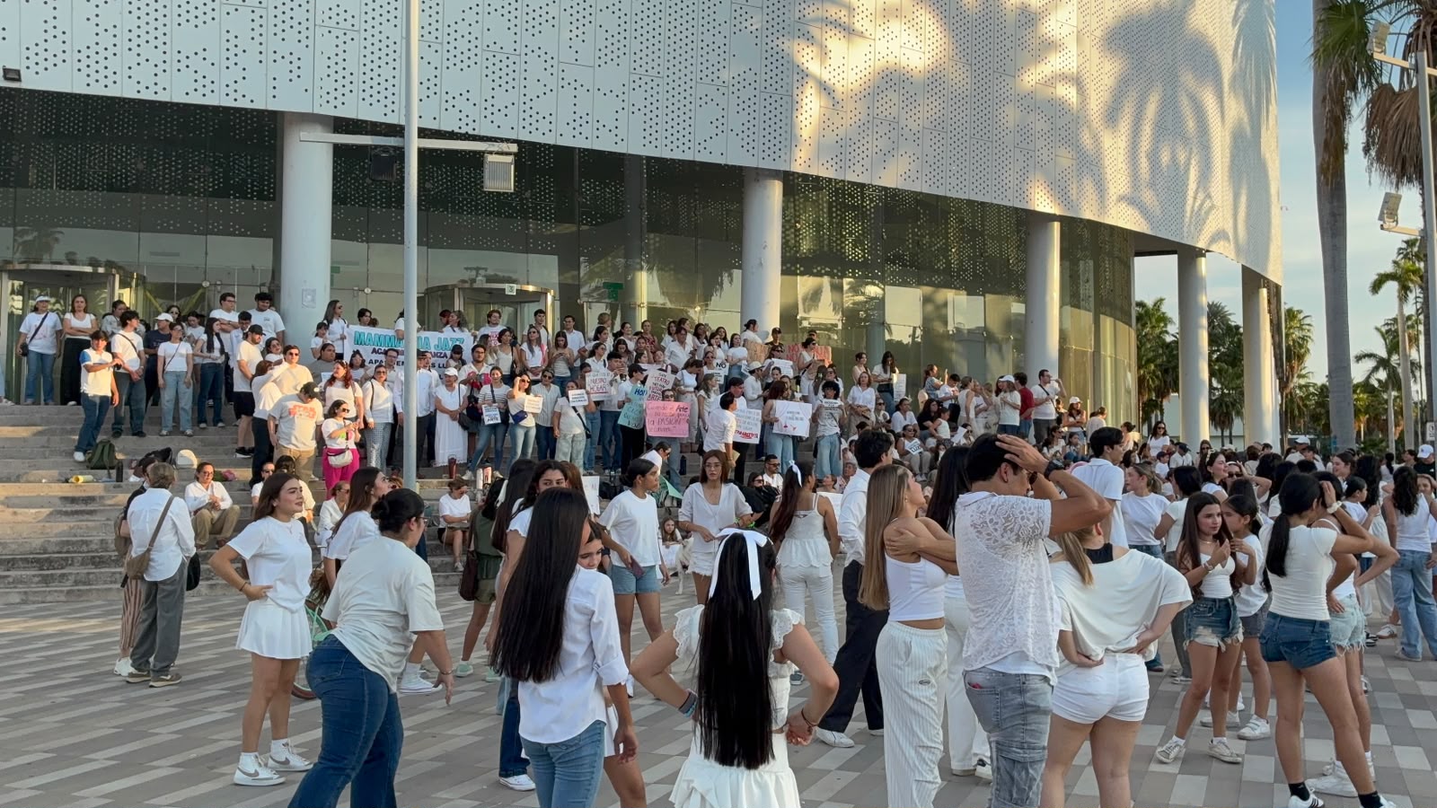 Profesores de cultura y alumnos de academias se manifiestan por el no cierre de espacios culturales en Los Mochis