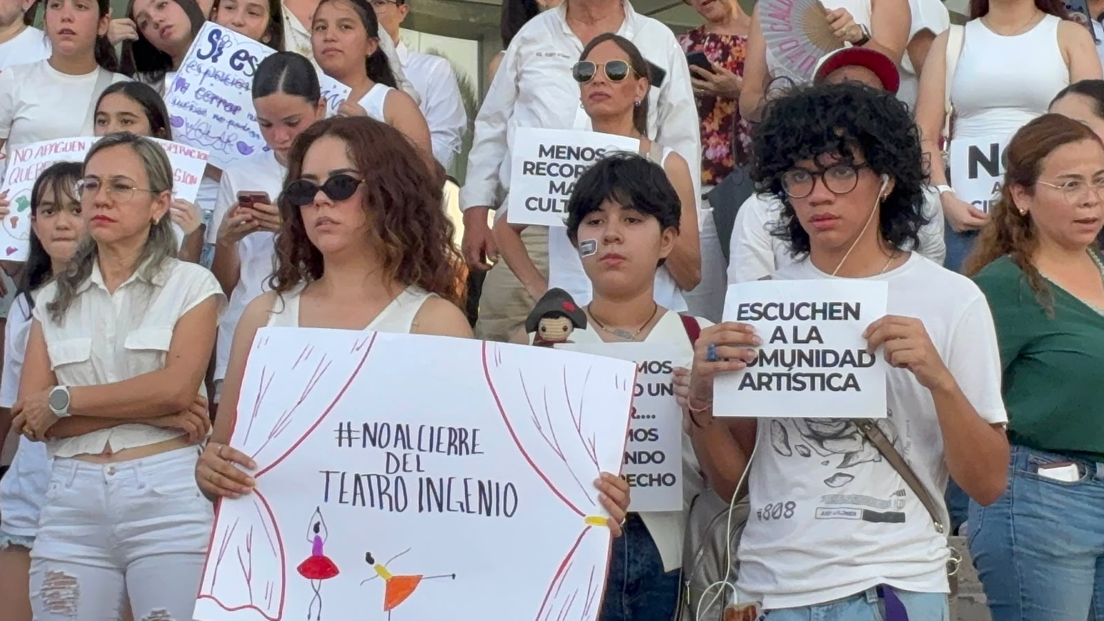 Profesores de cultura y alumnos de academias se manifiestan por el no cierre de espacios culturales en Los Mochis