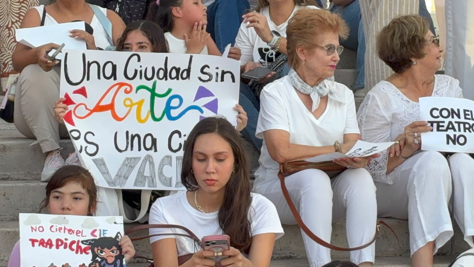 Profesores de cultura y alumnos de academias se manifiestan por el no cierre de espacios culturales en Los Mochis