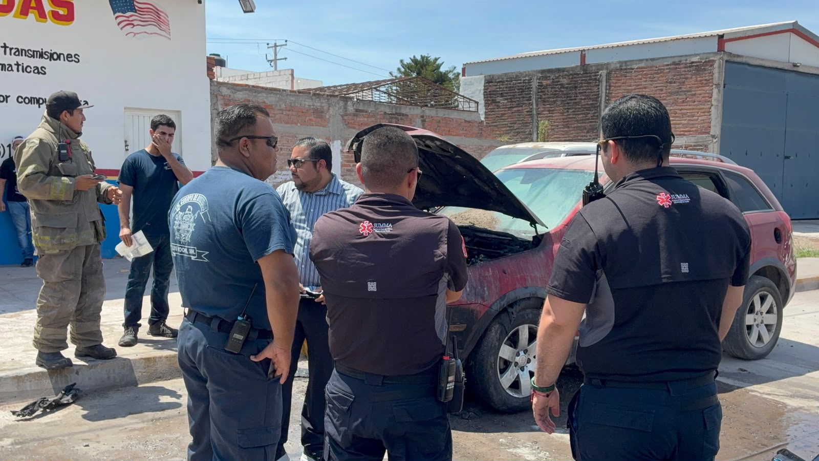 Incendio de vagoneta en Los Mochis, moviliza los cuerpos de auxilio