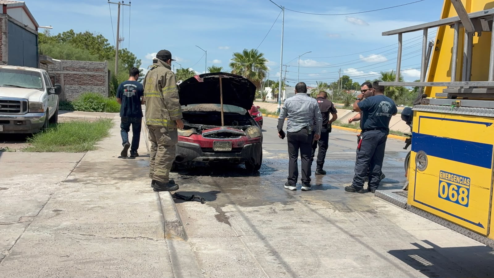 Incendio de vagoneta en Los Mochis, moviliza los cuerpos de auxilio