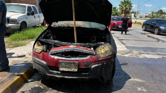 Incendio de vagoneta en la colonia Teresita en Los Mochis, causa movilización de los cuerpos de auxilio