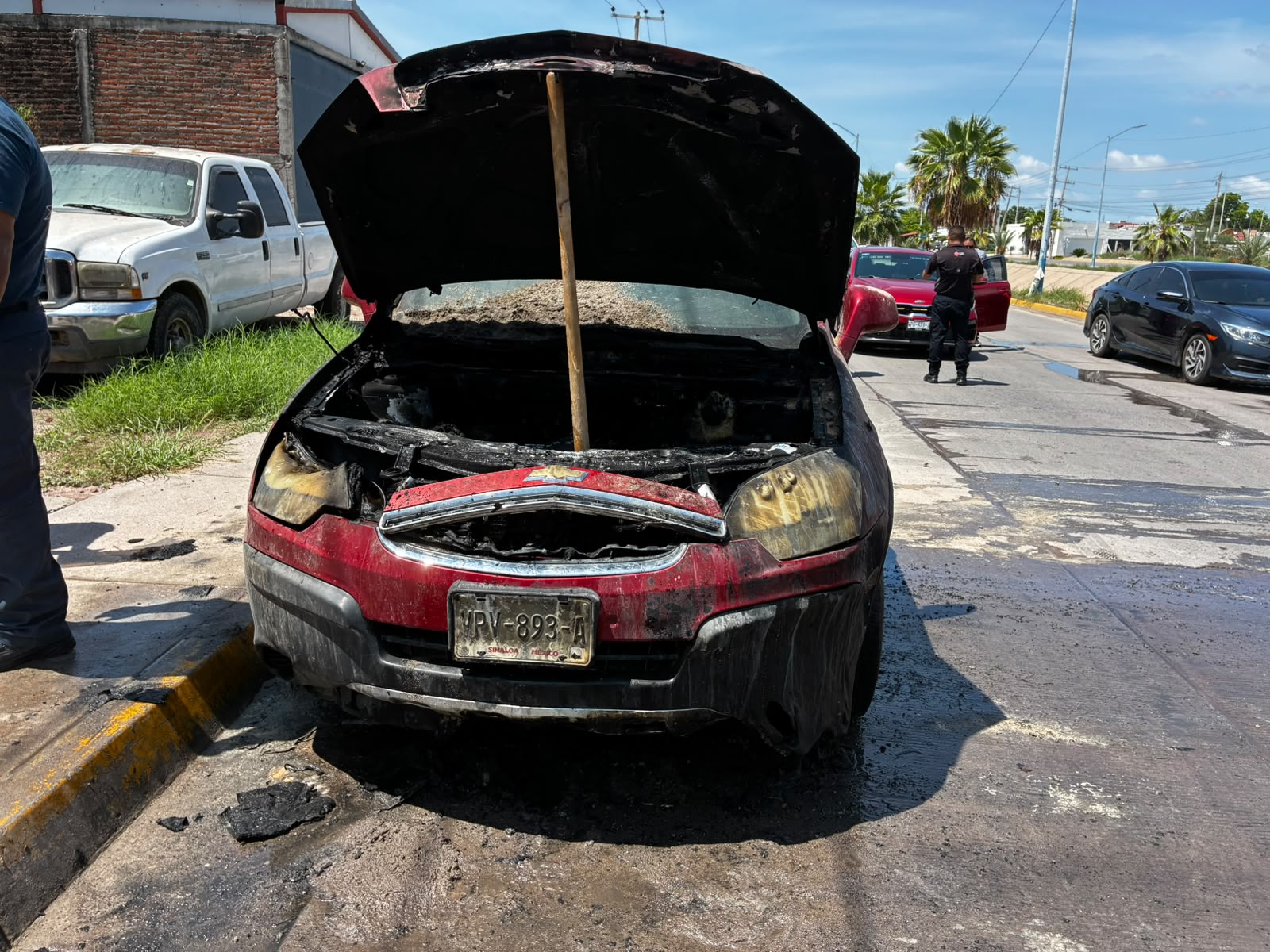 Incendio de vagoneta en Los Mochis, moviliza los cuerpos de auxilio