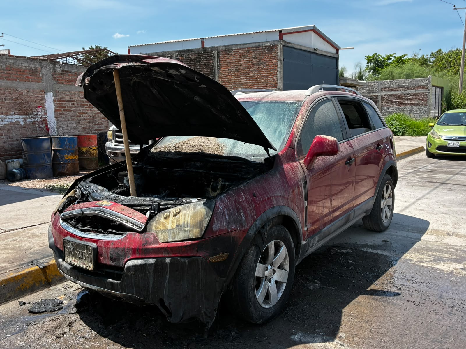 Incendio de vagoneta en Los Mochis, moviliza los cuerpos de auxilio