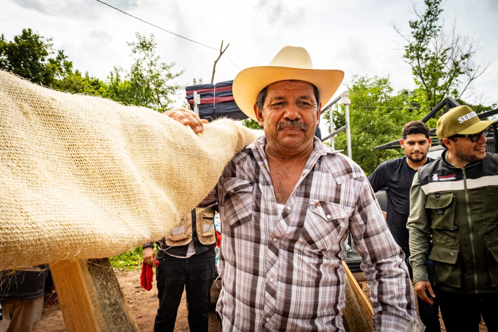 Sebides entrega apoyos humanitarios en Choix