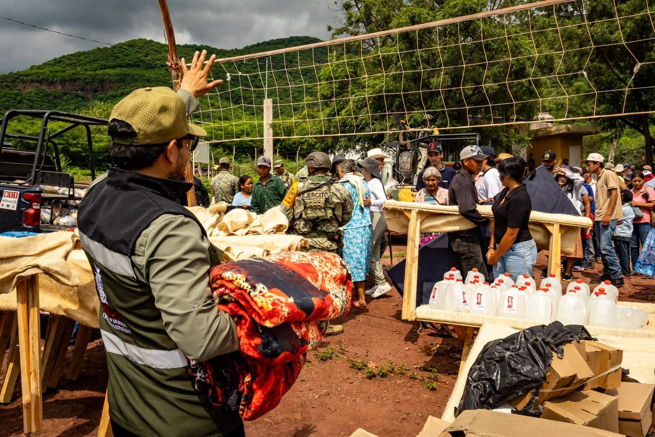 Sebides entrega apoyos humanitarios en Choix