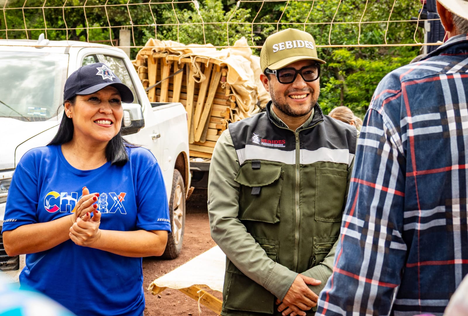 Sebides entrega apoyos humanitarios en Choix