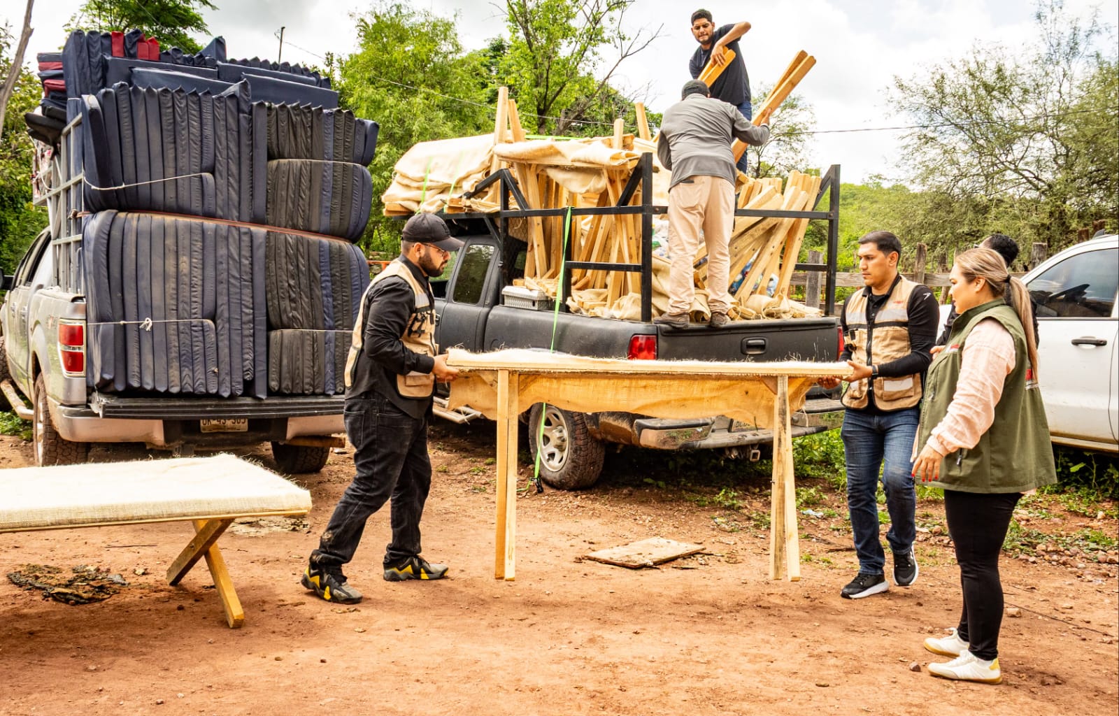 Sebides entrega apoyos humanitarios en Choix