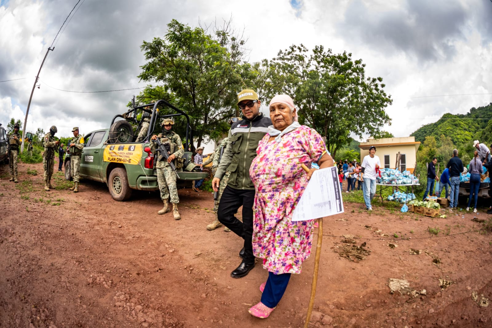 Sebides entrega apoyos humanitarios en Choix