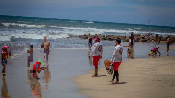 ¡Omitieron advertencias y se llevaron buen susto! Seis turistas fueron rescatados en playas de Mazatlán, Sinaloa