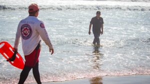 seis turistas fueron rescatados en playas de mazatlan lugar