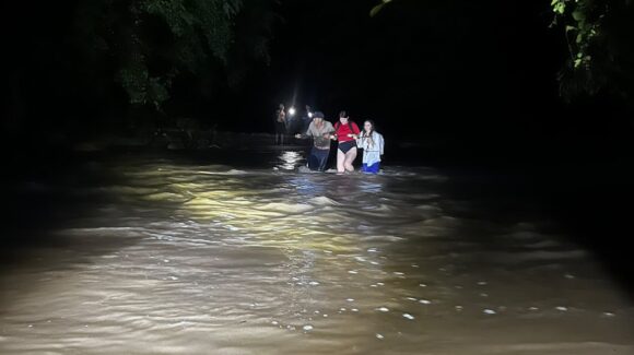 Rescate de senderistas en Choix enciende alerta por crecientes; llama alcaldesa a evitar zonas de riesgo durante lluvias