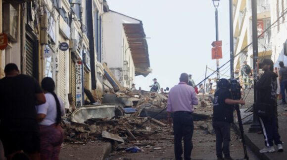 Contabilizan alrededor de 70 decesos y decenas de personas atrapadas entre los escombros, tras sismo de 7.4 en Colombia