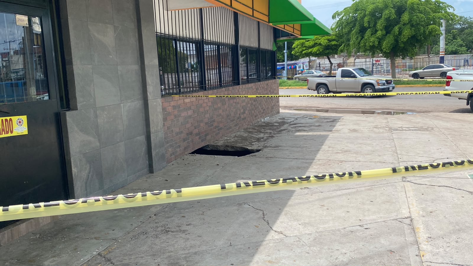 Socavón en edificio del Centro de Guasave por colapso de drenaje