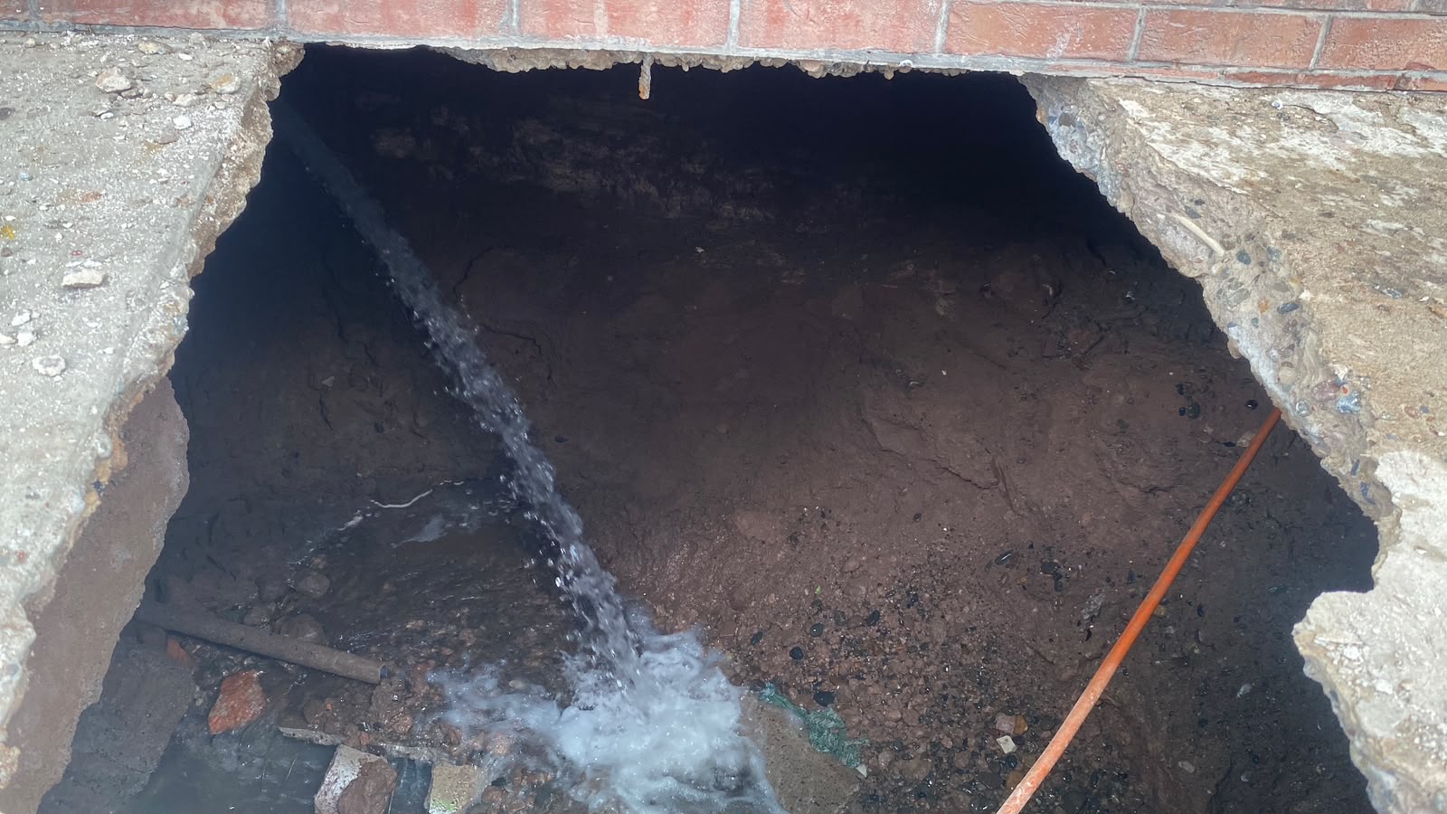Socavón en edificio del Centro de Guasave por colapso de drenaje