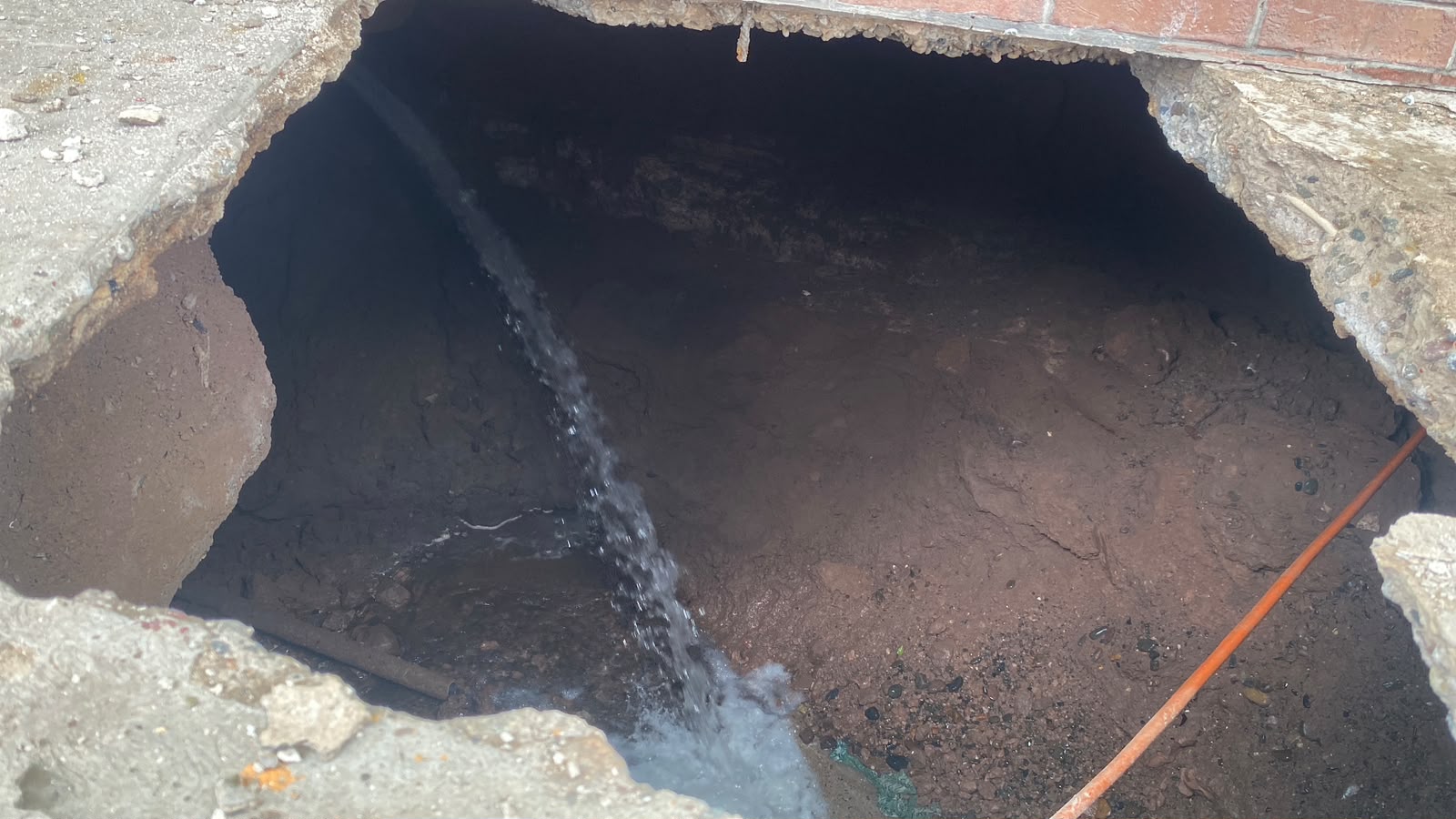 Socavón en edificio del Centro de Guasave por colapso de drenaje