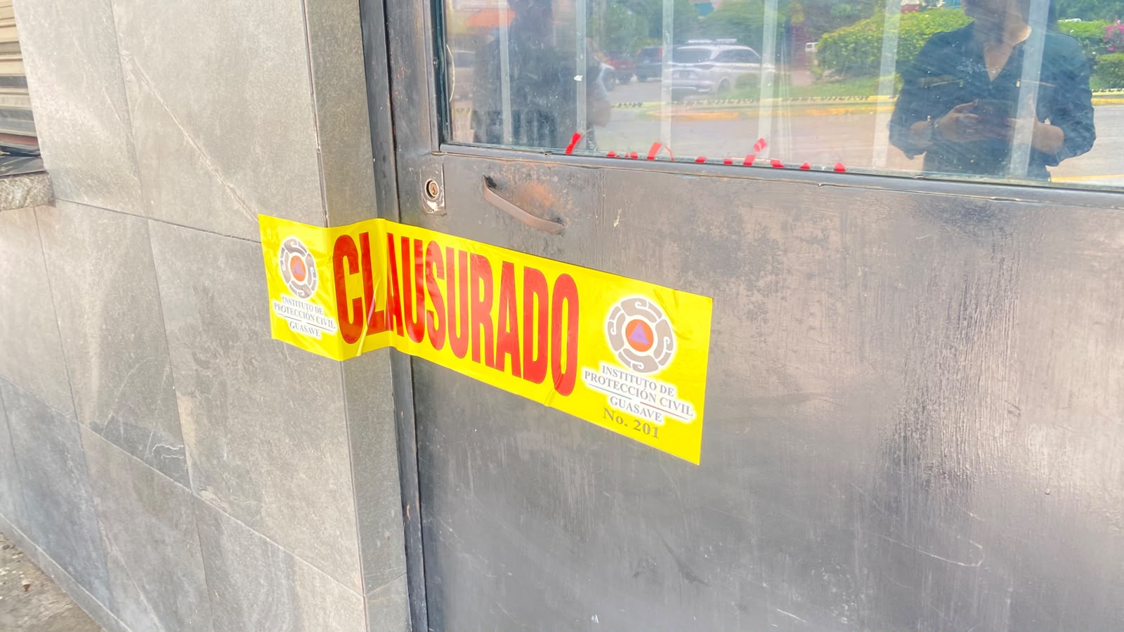 Clausuran edificio en el Centro de Guasave por riesgo de colapso, al colapsar drenaje
