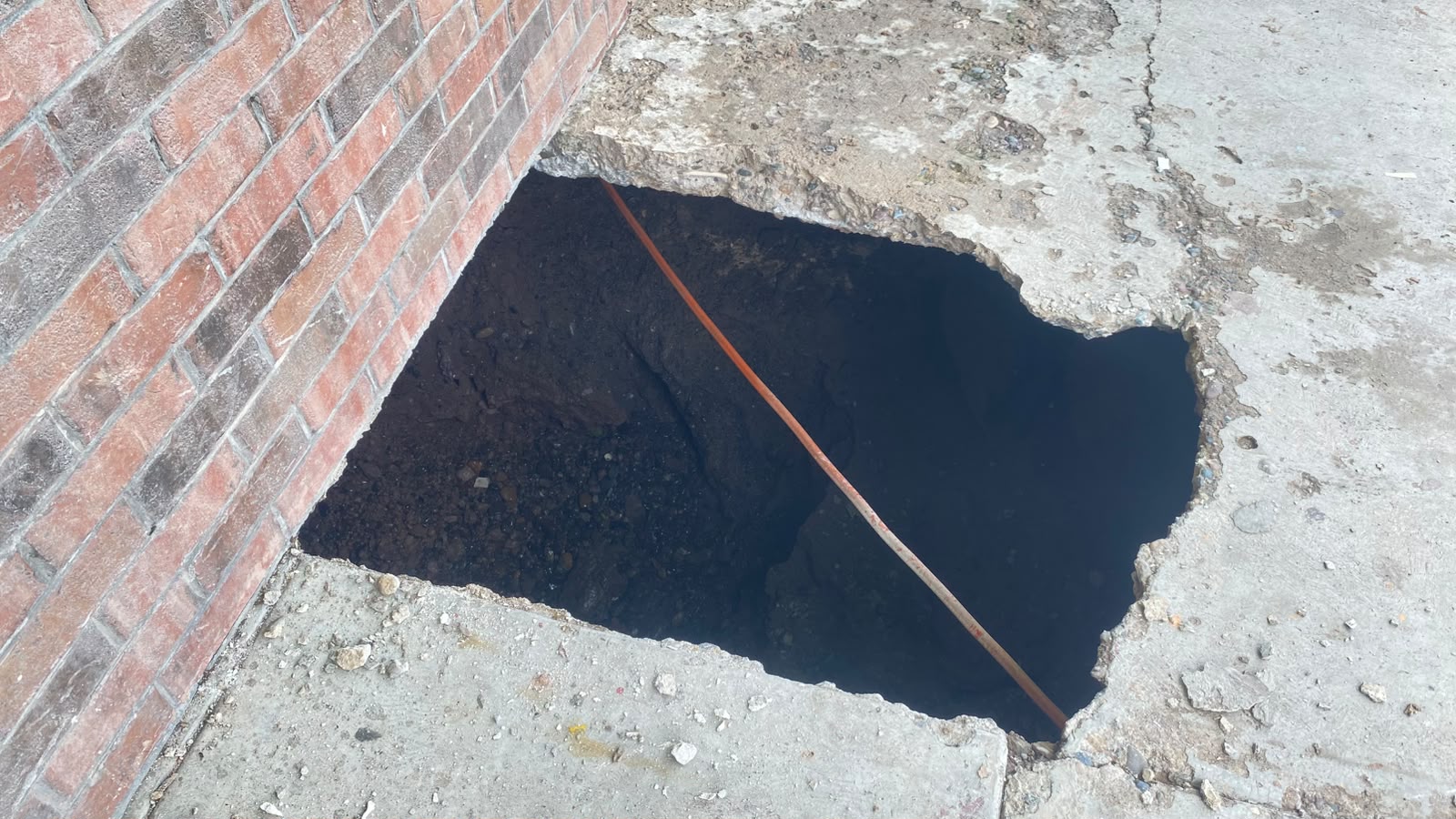 Socavón en edificio del Centro de Guasave por colapso de drenaje