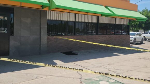 Moverán tubería fuera del predio tras socavón en negocio de pollos del bulevar Central, en Guasave