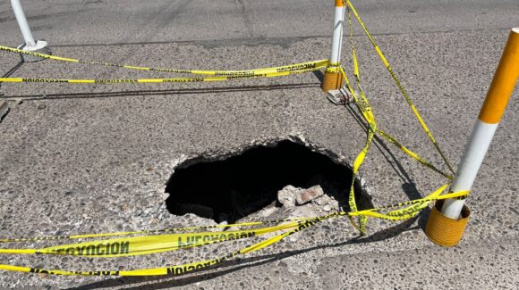 Aparece otro socavón en Los Mochis; ahora por el bulevar Canuto Ibarra