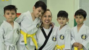 susana cota es entronizada al salon internacional de la fama del taekwondo en eu peques