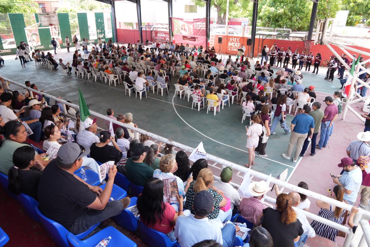 Tere Guerra en asamblea informativa en El Fuerte