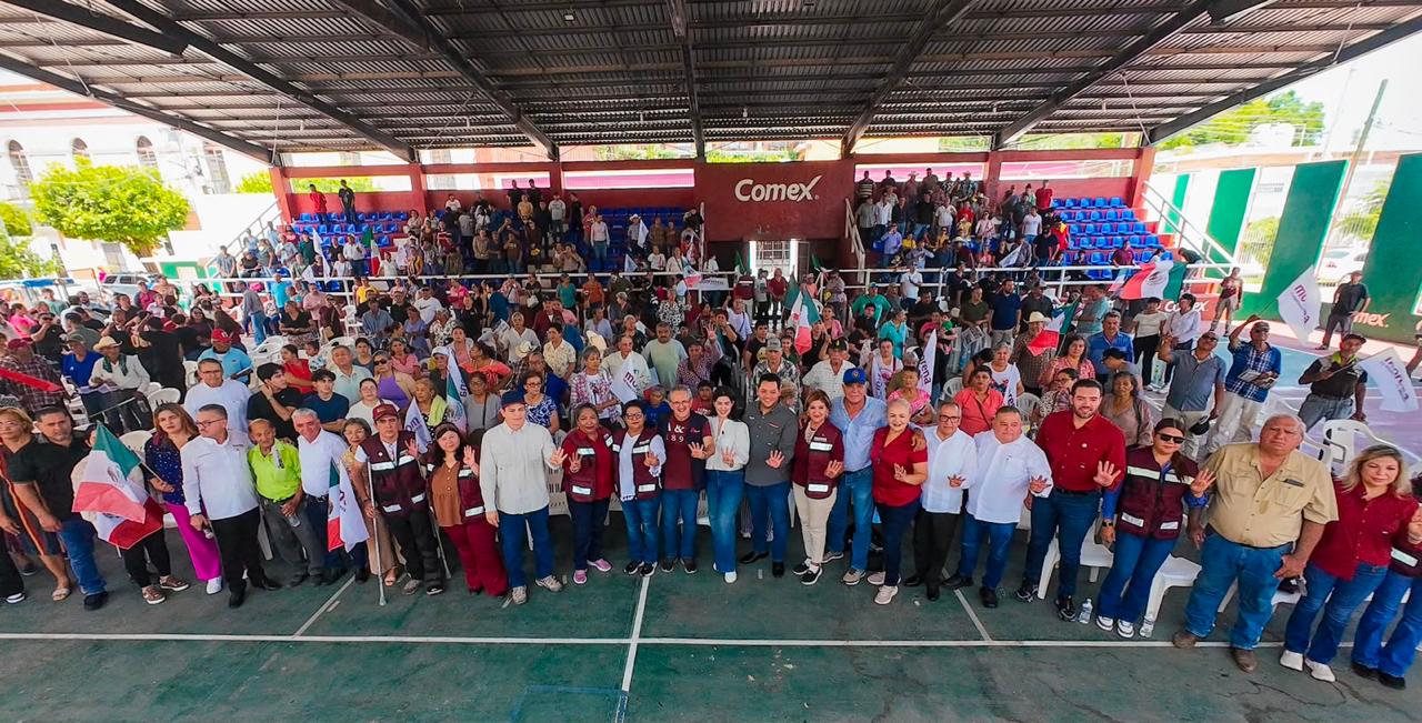 Tere Guerra en asamblea informativa en El Fuerte
