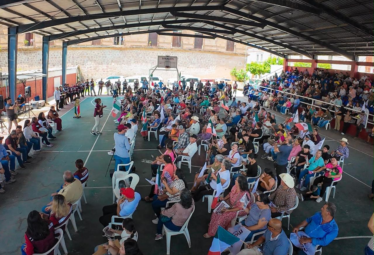 Tere Guerra en asamblea informativa en El Fuerte