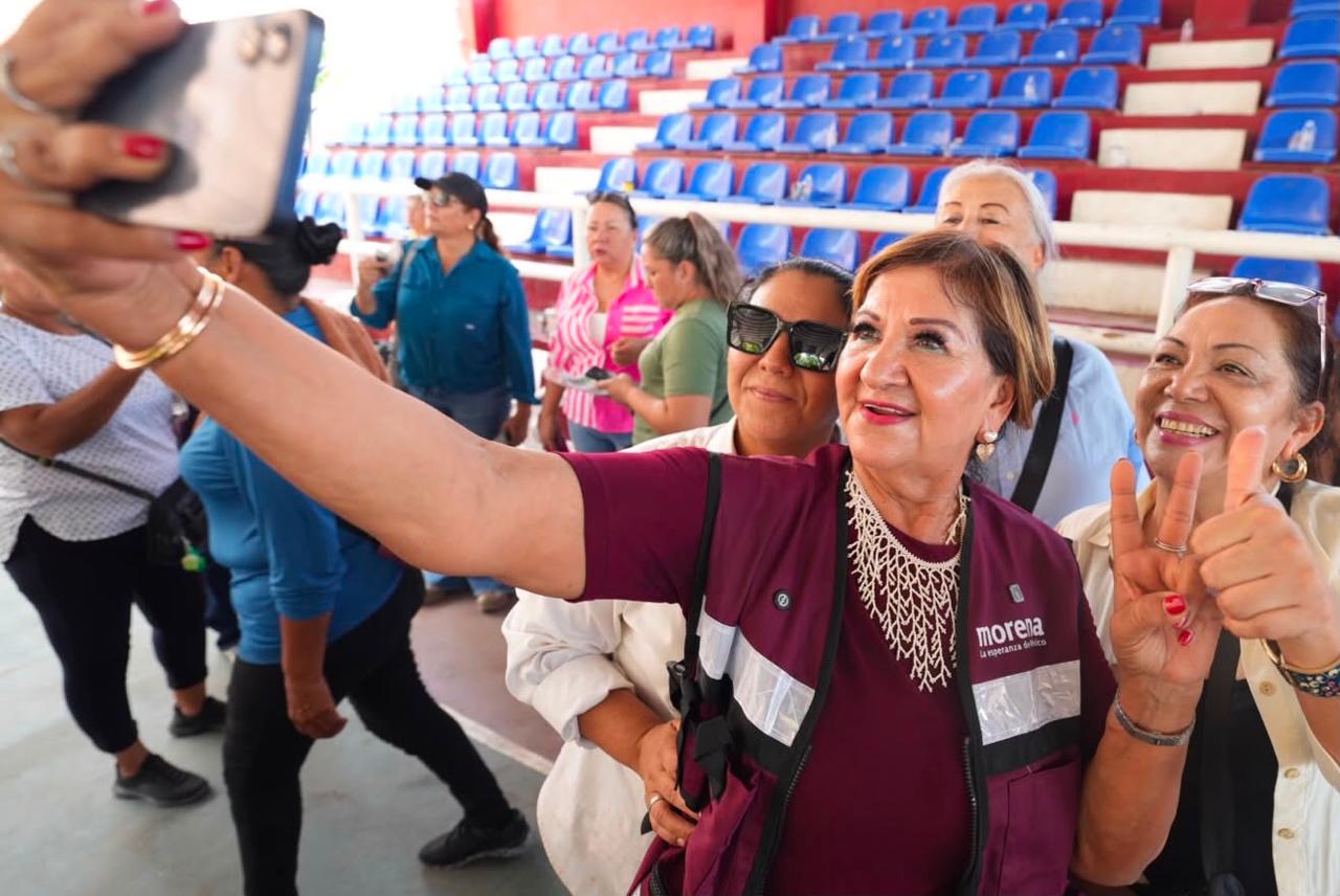 Tere Guerra en asamblea informativa en El Fuerte