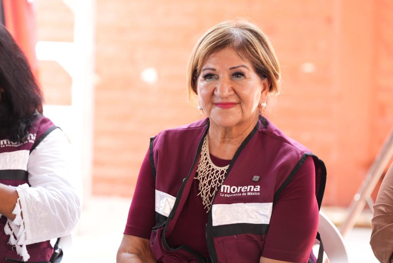 Tere Guerra en asamblea informativa en El Fuerte