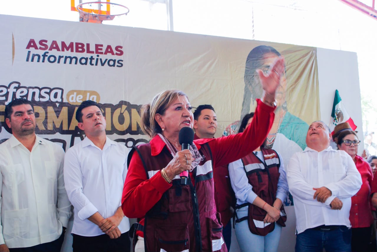 Tere Guerra en asamblea informativa en Mazatlán