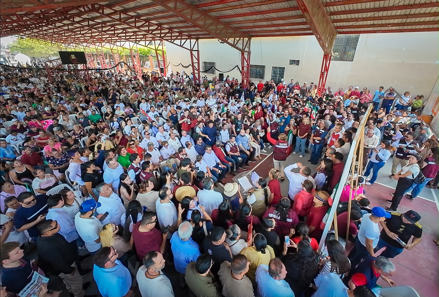 Tere Guerra en asamblea informativa en Mazatlán