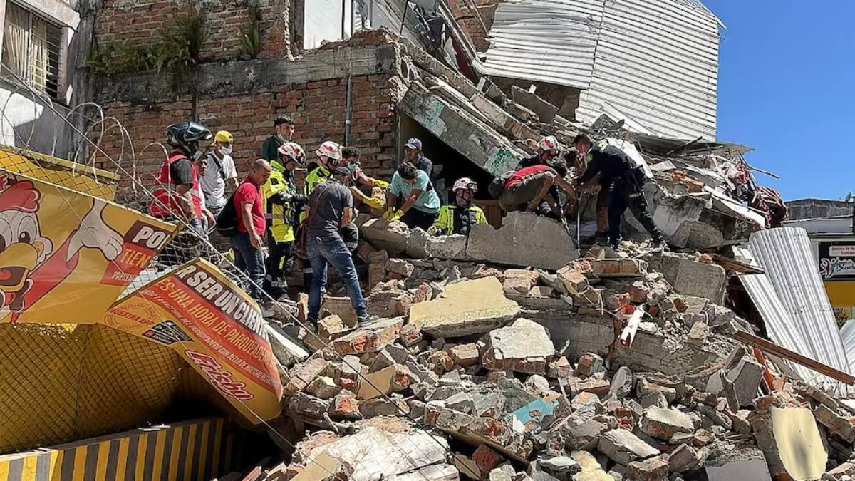 Personas trabajan en labores de rescate en una edificación colapsada por el terremoto