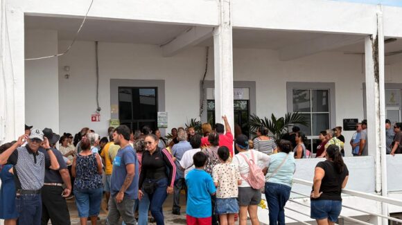 Tianguistas de la Flores Magón se manifiestan en Palacio Municipal de Mazatlán; autoridades acuerdan mesas de diálogo