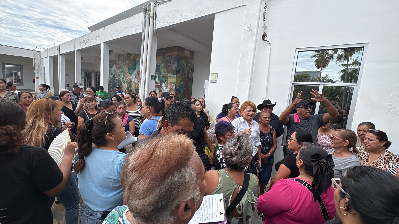 Tianguistas en el Palacio Municipal de Mazatlán