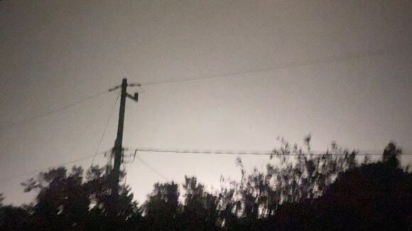 Fuerte tormenta eléctrica ilumina el cielo de Guasave, Sinaloa y provoca cortes de energía
