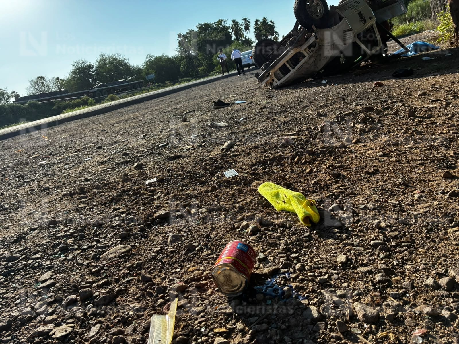 Trabajador de vulcanizadora pierde la vida en volcadura en la México 15, en Ahome