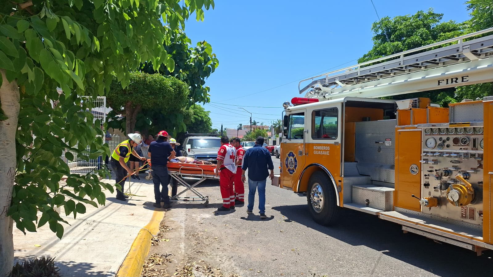 Trabajador sufre descarga eléctica en Guasave