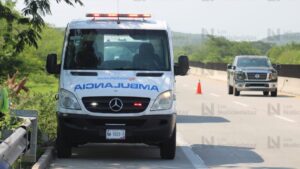 trailer se sale del camino y choca contra arboles en el libramiento mazatlan culiacan