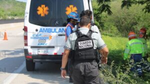 trailer se sale del camino y choca contra arboles en el libramiento mazatlan culiacan gn